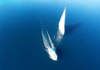barcha a vela barca a vela e barca a motoree al mare blu
